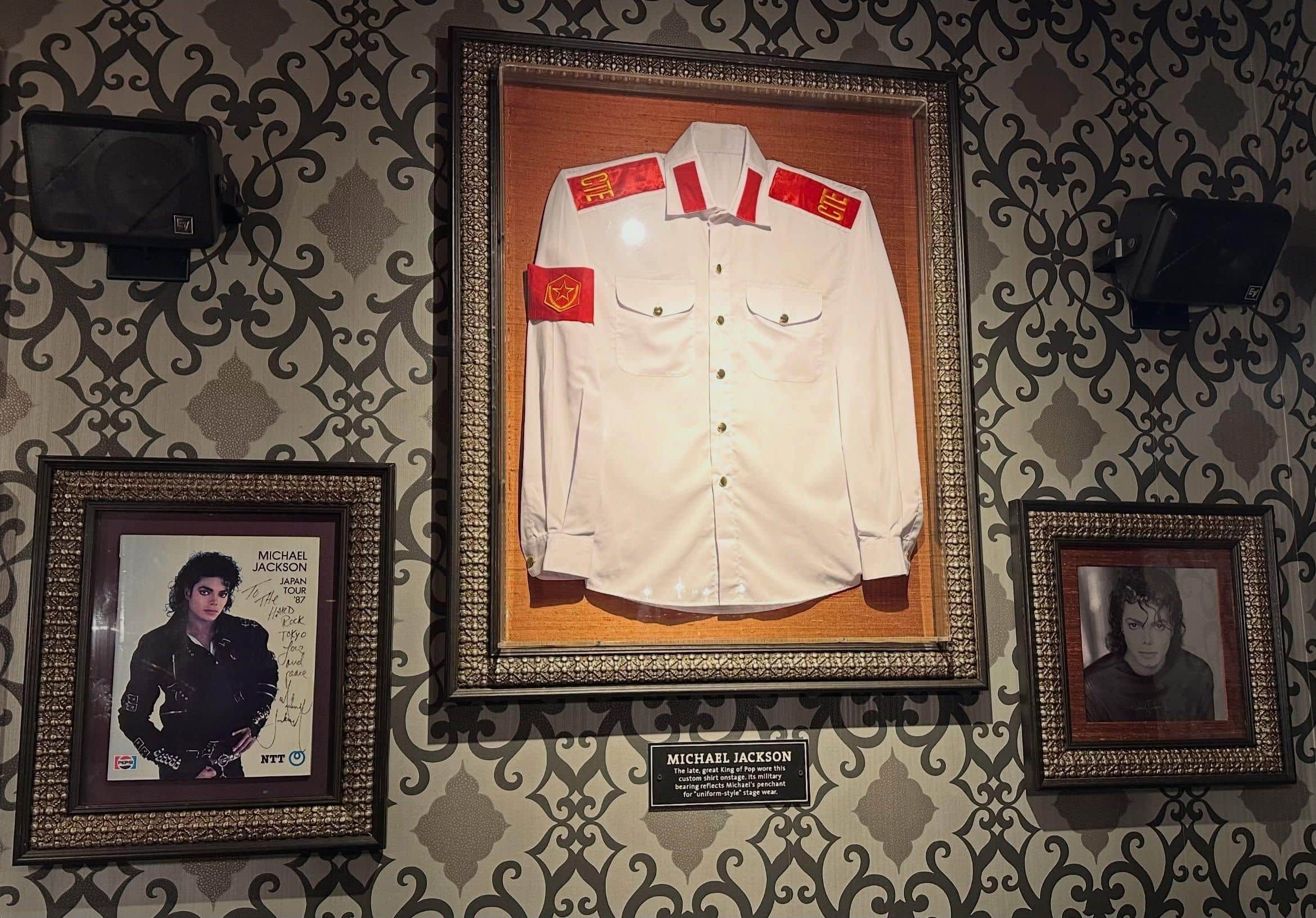 東京店でしか見ることのできない、貴重なマイケル・ジャクソンのメモラビリア。